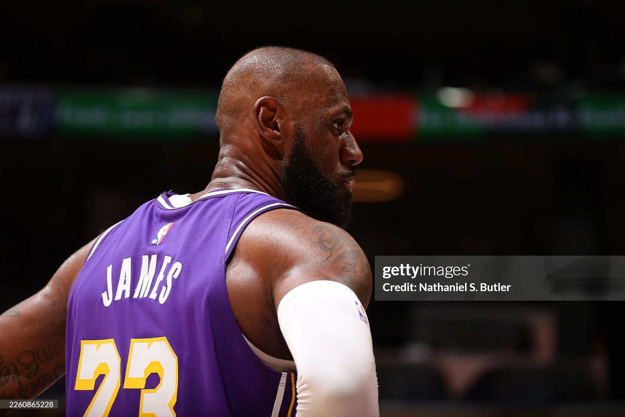 Lakers Dominate Mavericks Behind LeBron James Triple-Double